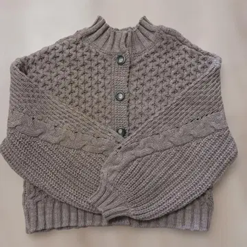 그레이 케이블 짜임 하이넥 가디건
