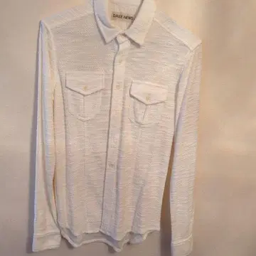 DAILY NEWS 화이트 버튼업 셔츠