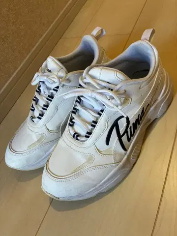 Puma 화이트 스니커즈 로고