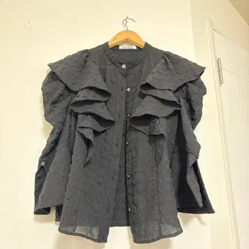 SNIDEL 프릴 블랙 칠부 소매 셔츠