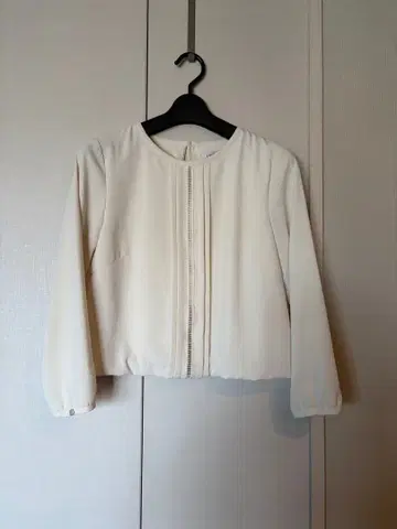 아이보리 긴팔 블라우스 프론트 레이스