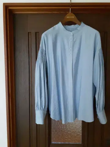 [ 쿨 카리안 KOOS ] 스카이블루 버튼 달린 스탠드 카라 셔츠