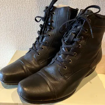 블랙 레이스업 부츠