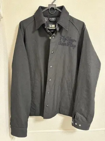 NEWERA 블랙 자수 자켓