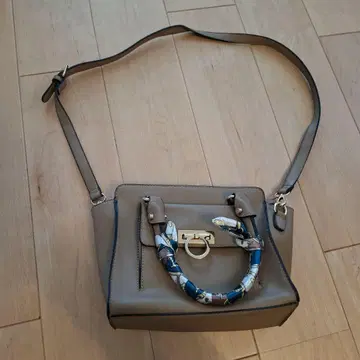 브라운 숄더백 장식 핸들