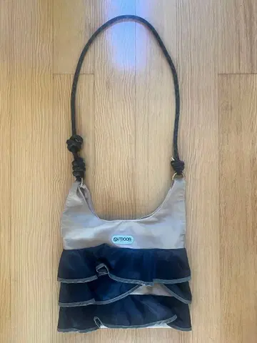 RISLEY x OUTDOOR 콜라보 24AW 프릴 부착 숄더백