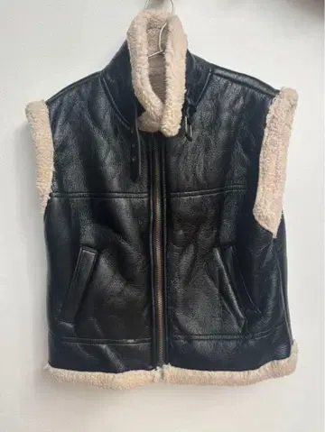 가죽 블랙 무스탕 베스트