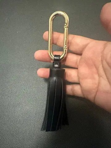 FURLA 블랙 가죽 백참 태슬 포함