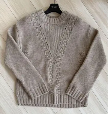 FOXEY 베이지 케이블 니트 스웨터