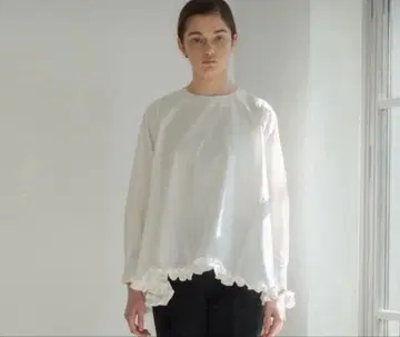 OHGA 밑단 프릴 블라우스 화이트