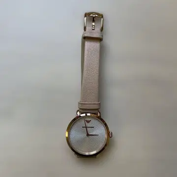골드와 베이지 색상의 쿼츠 손목시계