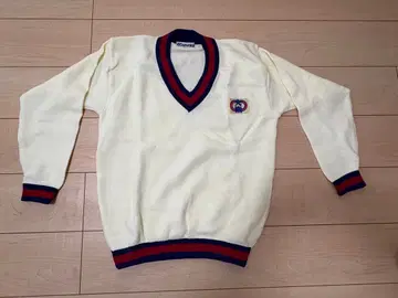 미즈노 V넥 스웨터 크림색