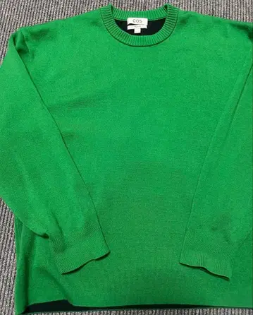 COS 릴랙스 핏 선명한 그린 스웨터