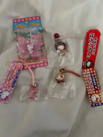 지역 한정판 헬로키티 스트랩 4개 세트