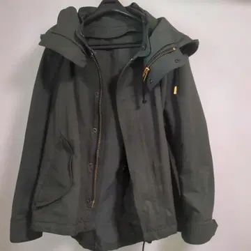 THE RERACS 스테디셀러 숏 모즈 코트 카키