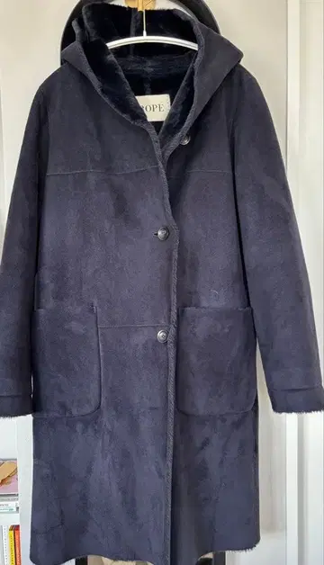 로페 후드 부착 무스탕 코트