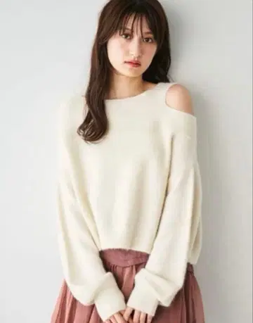 COCODEAL 코코딜 라쿤 오프숄더 니트