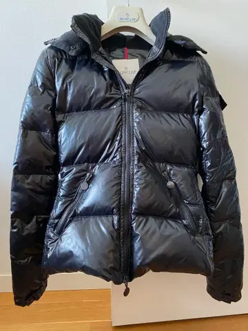 MONCLER 블랙 다운 자켓 후드 부착