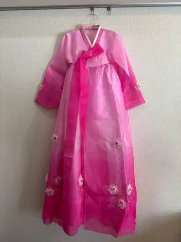 한국 전통 의상 치마저고리 핑크 꽃무늬 자수