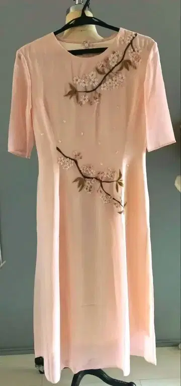 꽃무늬 자수 반팔 무릎 기장 원피스 핑크