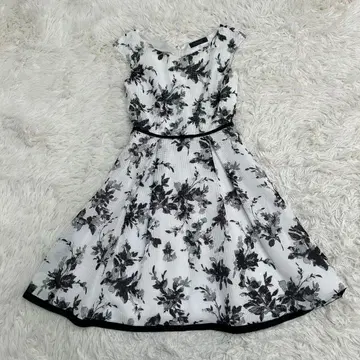 JUSGLITTY 저스길리티 플라워 꽃무늬 슬리브리스 원피스