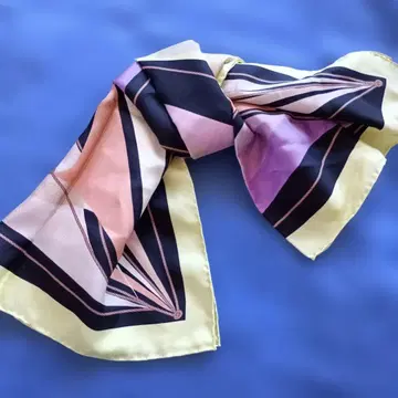 FURLA 기하학 패턴 실크 스카프