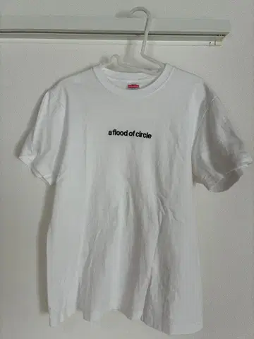 a flood of circle 로고 자수 티셔츠