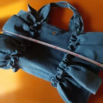 프릴 달린 다크 블루 토트백