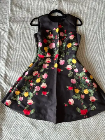 꽃무늬 플레어 원피스 S 사이즈 연중 착용 가능