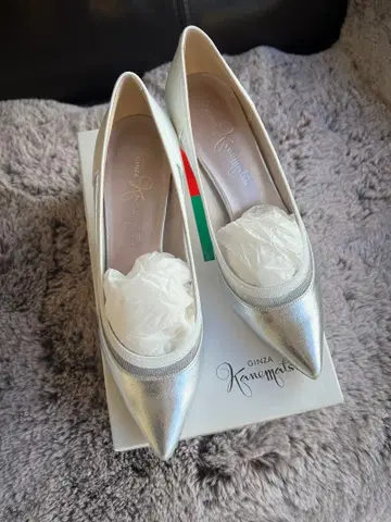 GINZA Kanematsu 실버 화이트 펌프스