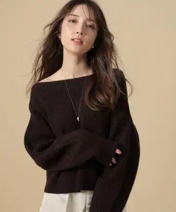 Apuweiser-riche 오프넥 아쿠아 라메 니트