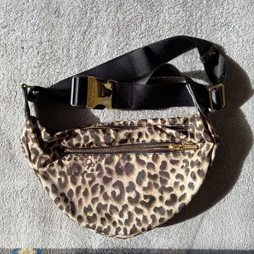 비올라돌로 레오파드 무늬 나일론 바디백