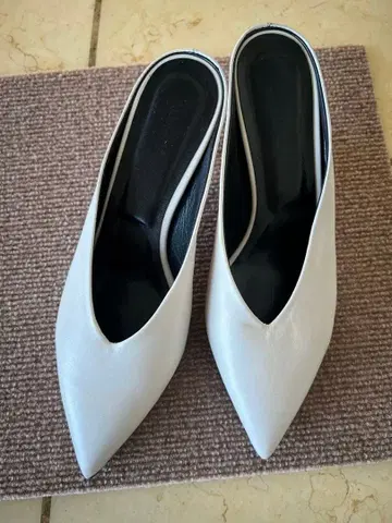 화이트 스틸레토 하이힐