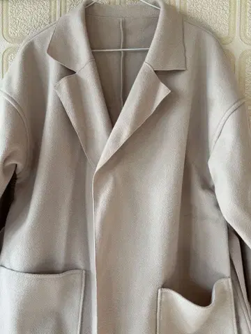 INGNI 베이지 롱 코트 앞 포켓 부착