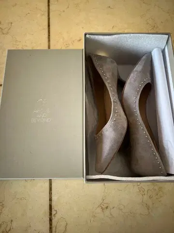 Above and Beyond 그레이 스웨이드 펌프스