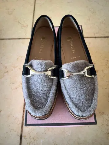 그레이와 블랙 스웨이드 퍼 로퍼