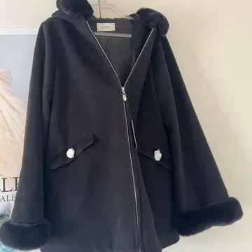 후드 부착 블랙 롱 코트