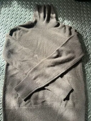 유니클로 캐시미어 터틀넥 스웨터 브라운 M