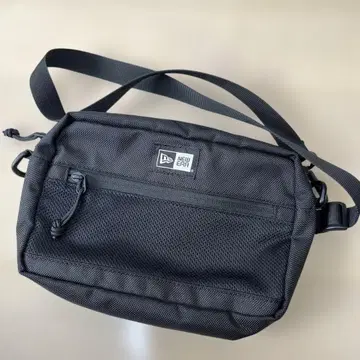 뉴에라 숄더백 2L 블랙