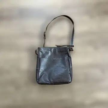 다크 브라운 가죽 숄더백