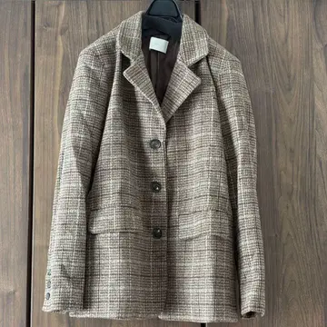 브라운 계열 체크 무늬 테일러드 자켓
