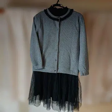 그레이 가디건과 블랙 드레스 세트 160