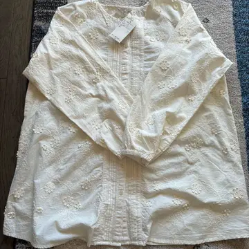 자수 장식 화이트 코튼 긴팔 셔츠