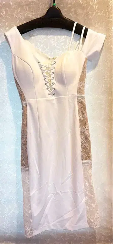 화이트 바디 콘셔스 드레스 M 사이즈 레이스