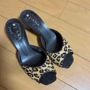 DIANA 레오파드 무늬 오픈토 샌들 중간 힐