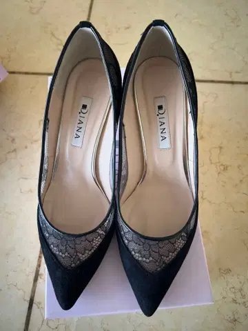 DIANA 블랙 펌프스 레이스 디자인