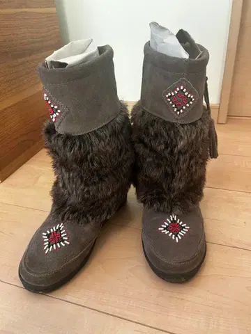 미네통카 비즈 자수 그레이 부츠