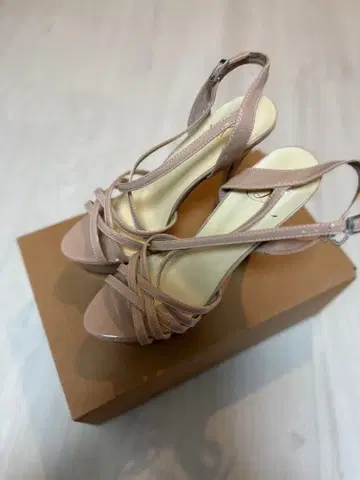 베이지 크로스 스트랩 하이힐 펌프스 40