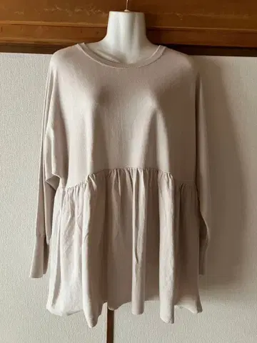 새상품 앙피로 베이지 긴팔 플레어 상의 X L