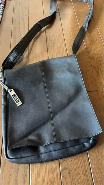 H by H 블랙 숄더백